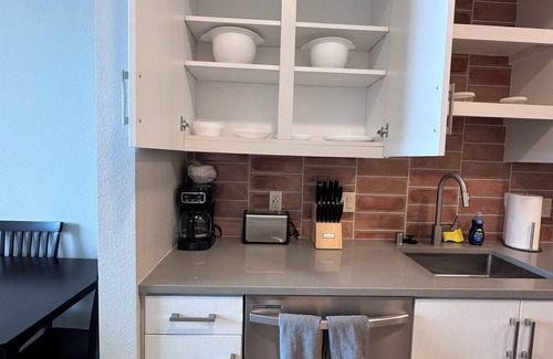 Midway District Apartment | Bowen: Cozy 1-Bedroom Apartment w/AC & Gym in Charming Point Loma, San Diego
