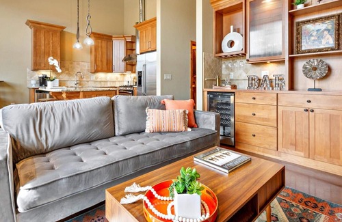 Southeast Boise Condo | Bown Crossing Condo w/2 Bikes! Steps to Boise River/Greenbelt & ALL THE SHOPS! >10 min to Downtown!