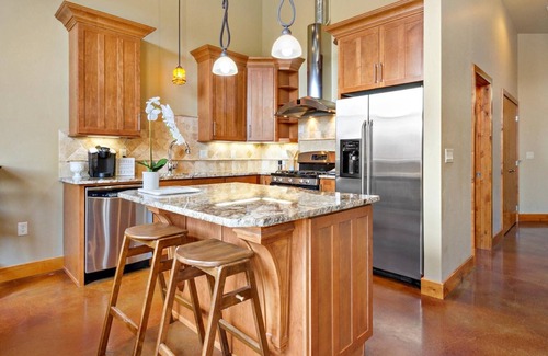 Southeast Boise Condo | Bown Crossing Condo w/2 Bikes! Steps to Boise River/Greenbelt & ALL THE SHOPS! >10 min to Downtown!