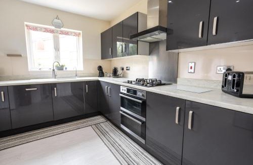 Swindon House | Boyton House Sleeps 14 Long Stays Parking Wi-Fi