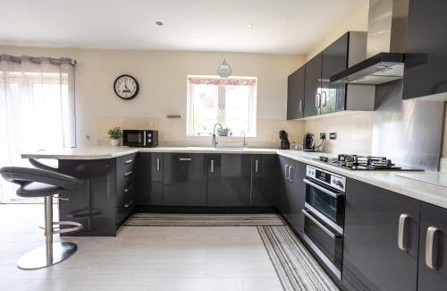 Swindon House | Boyton House Sleeps 14 Long Stays Parking Wi-Fi