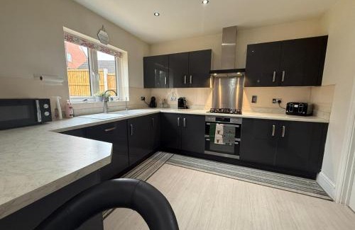 Swindon House | Boyton House Sleeps 14 Long Stays Parking Wi-Fi