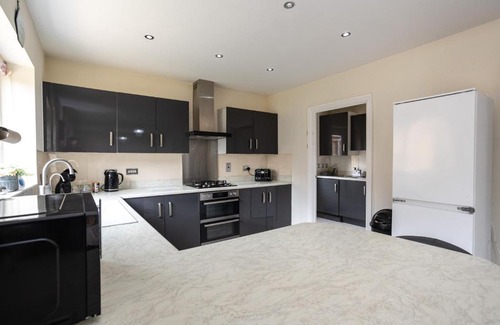 Swindon House | Boyton House Sleeps 14 Long Stays Parking Wi-Fi