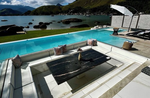 Mambucaba House | Mansion on the sand, private beach, heated jacuzzi, wet bar