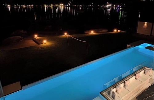 Mambucaba House | Mansion on the sand, private beach, heated jacuzzi, wet bar