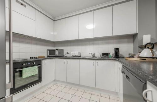 Braddon Apartment | Braddon Bliss - Sleek Apartment Near Attractions