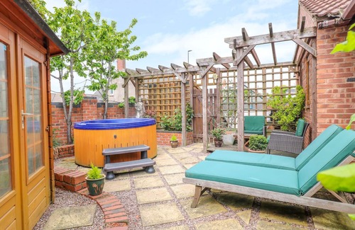Swadlincote Cottage | BRAMBLE GRANGE, family friendly, with hot tub in Overseal