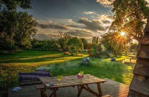 Leighton Buzzard House | Bramley - Delightful en-suite wigwam with hot tub