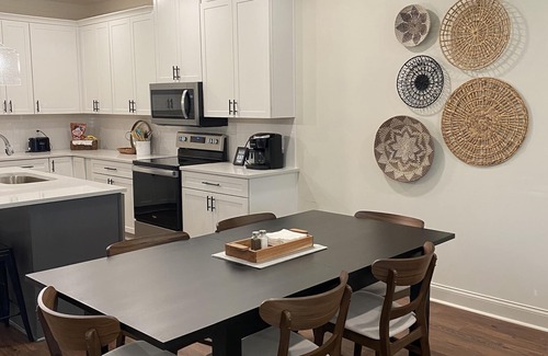 Auburn House | Brand New! 2.2 miles to football stadium. 2.5 to Toomer’s Corner. EV outlet.