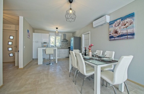 Tinjan House | Brand new 2019 villa with pool, barbecue, WiFi, bicycles, dishwasher, washing machine
