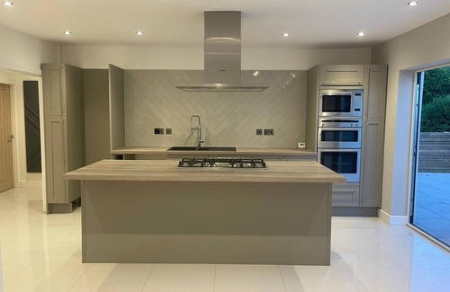 Bramcote Villa | Brand New 4 Bedroom Deluxe Modern Villa - Sleeps 9 - Private Parking & Garden