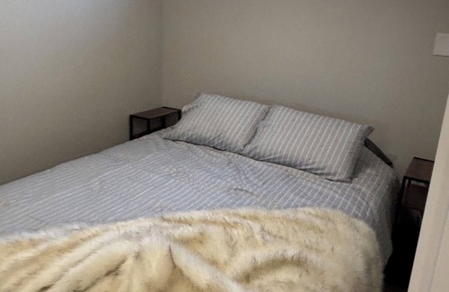 Ottawa Division Apartment | Brand new apartment on leafy residential street. Fully equipped, on bus routes.