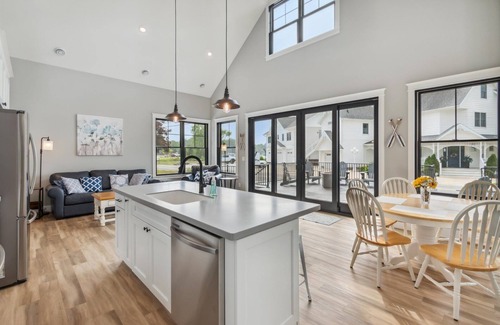 Crystal Cottage | Brand New Build! Crystal Lake Cottage - Sleeps 6 - Montcalm County