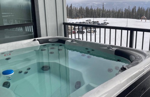 Big White Ski Resort Condo | Brand new Executive, Top Floor Townhome with Private Hot Tub in Happy Valley!