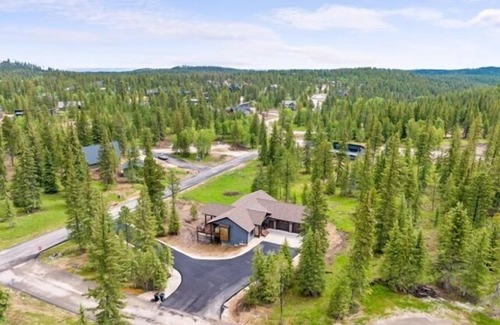 Lead House | Brand new, heart of the Black Hills, game room, hot tub