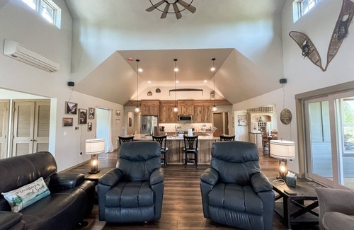 Cle Elum House | Brand new home near Cle Elum Lake, w/deck, firepit, pickleball/basketball court