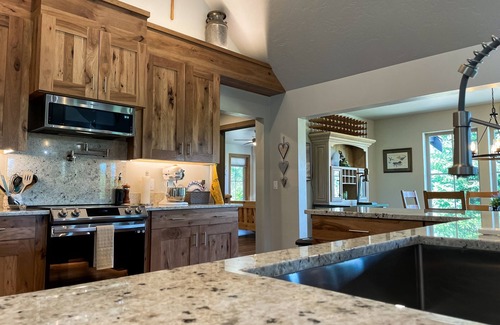 Cle Elum House | Brand new home near Cle Elum Lake, w/deck, firepit, pickleball/basketball court