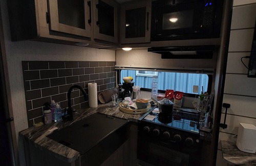 Kiteley House | BRAND NEW Large RV on Huge backyard in The Heart of Longmont