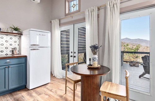 Black Mountain Cottage | Brand New Luxe Retreat + Hot Tub