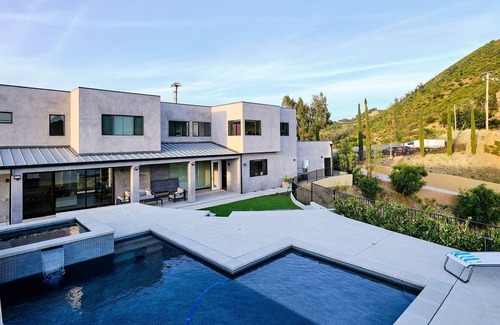 Malibu House | Brand New Modern Home 7 minutes from the beach!