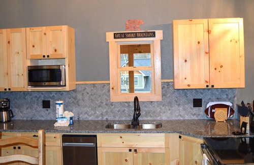 Gatlinburg - Pigeon Forge Ski Chalet | BRAND-NEW!! RUSTIC CHALET - GAME ROOM, HOT TUB, PRIVATE LOT - 8 MINS TO PARKWAY!