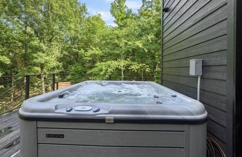 Broken Bow House | Brand New! Spacious Bougie Wooded Retreat with Heated Pool. Sleeps 22