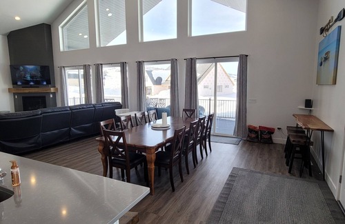 Sweetwater House | Brand New Spacious Lakehouse 5 minutes from the Lake