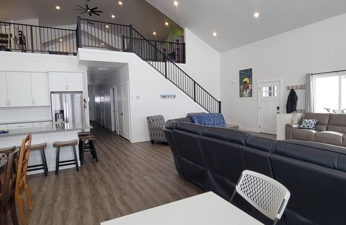 Sweetwater House | Brand New Spacious Lakehouse 5 minutes from the Lake