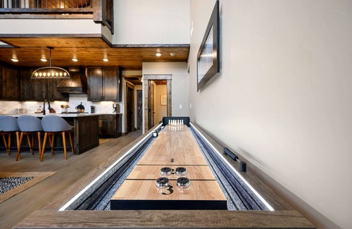 Broken Bow Cabin | Brand New The Lookout: Pool, Pond, Fun Slide, Scavenger Hunt, EV Tesla Outlet, Pet Friendly