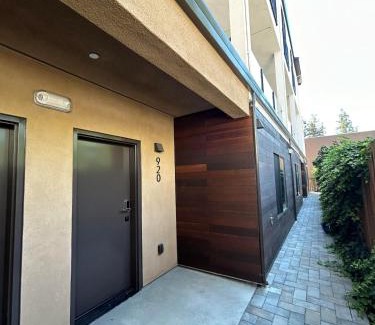 Redwood City Apartment | Brand new townhome sleeps 10