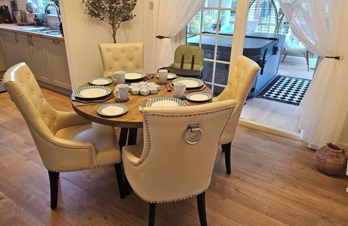 Auchengray House | Braveheart Haven: 4BD Retreat with Hot Tub