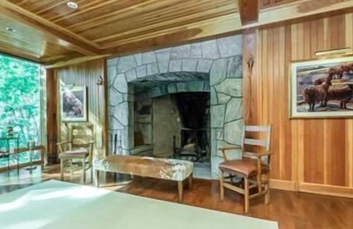 Muskoka Lakes House | Breakwater Exclusive Beaumaris lakehouse on Lake Muskoka