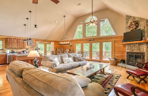 Whittier Cabin | Breath-taking long-range views nestled in the heart of the Great Smoky Mountains
