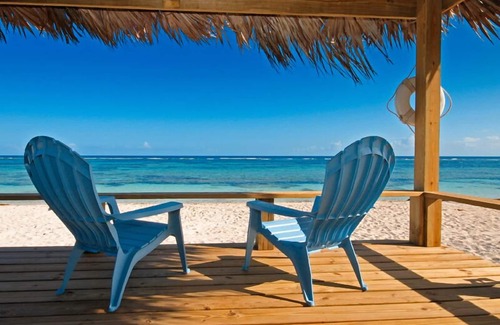Tarpum Bay House | Breathtaking 7 Bedroom Beachfront Home with 2 bedroom cottage