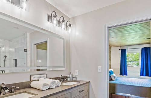 Shady Bay House | Breathtaking Lake Front Home, Perfect for events and families!