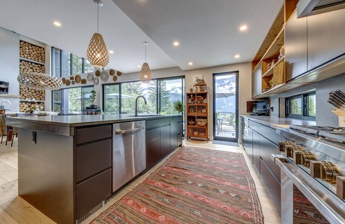 Mount Currie House | Breathtaking Mountain View with Private Pool & Hot Tub
