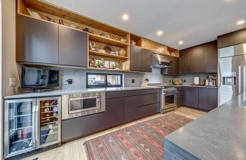 Mount Currie House | Breathtaking Mountain View with Private Pool & Hot Tub