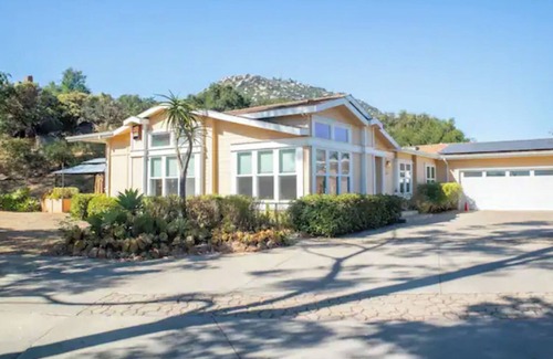Ramona House | Breathtaking Mountain Retreat 4b house in Serene Nature