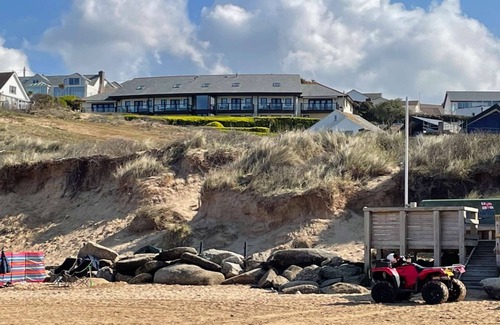Mawgan Porth Apartment | Breathtaking Sea Views, Two minutes walk to Beach - Mawgan Porth, Cornwall