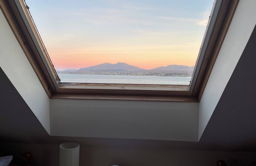 Broadford House | Breathtaking Sea & Mountain Views ,Family & Dog-Friendly ,Walk to Village