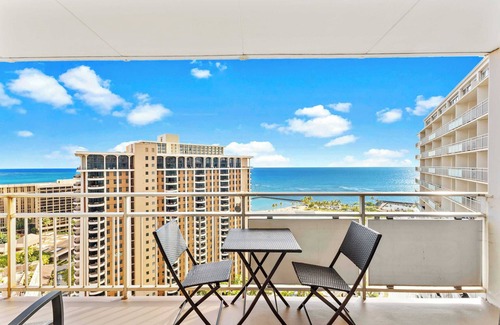 Ala Moana Apartment | Breathtaking Studio | Ocean Views + Free Parking