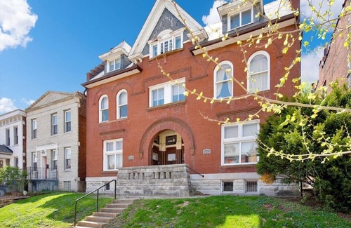 Shaw House | Breathtaking Unit in Shaw - 4 Queen beds 1E