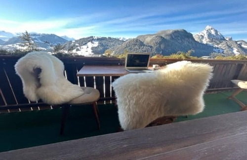 Saanen Apartment | Breathtaking View Cozy Chalet