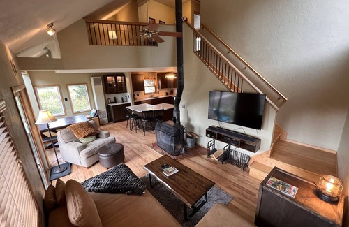 Blue River Cabin | Breck Cabin - Private Hot Tub! Close to Breck! Views!