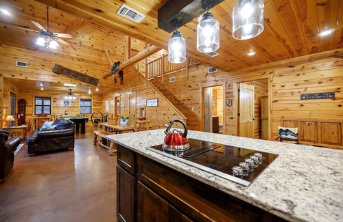 Broken Bow Cabin | Breckoma Lodge sleep 20 w/pool table/bocce/hotTub
