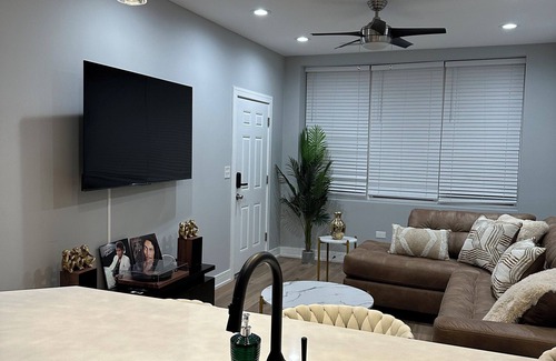 Bronzeville House | Breeze of Bronzeville Chicago: 3 bedroom 2 bath 9 mins from downtown chicago