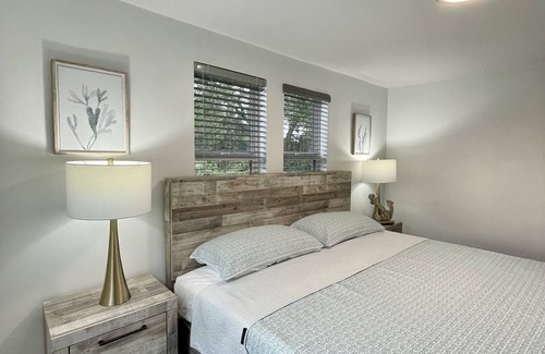 Parkside Apartment | Breezy Beaches, Florida vacation getaway w/ KING BED