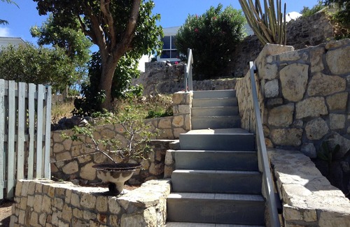 Seatons Village House | Breezy Hillside House with Pool Access