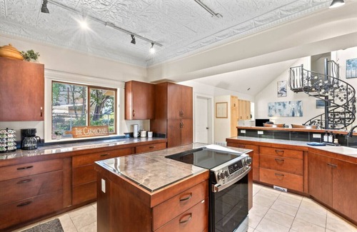 Tracyton House | Bremerton Victorian Home w/Modern Amenities