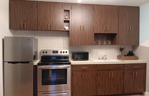 Eustis House | Briarcliff Cottage · Cozy 1950s Home Near Downtown